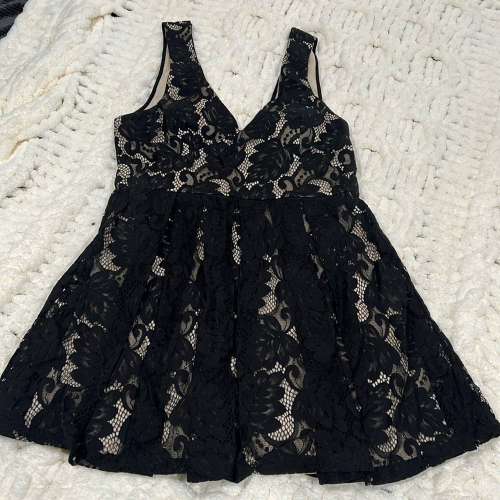 Windsor dress lace black and cream